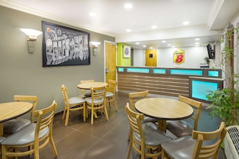 Super 8 By Wyndham Fortuna,Fortuna>>Eureka,2 star