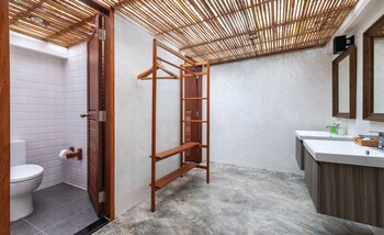 the little white bird traveller hostel koh kood