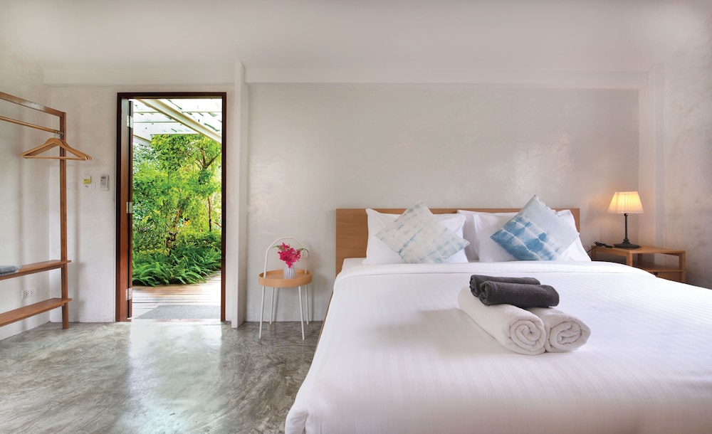 the little white bird traveller hostel koh kood