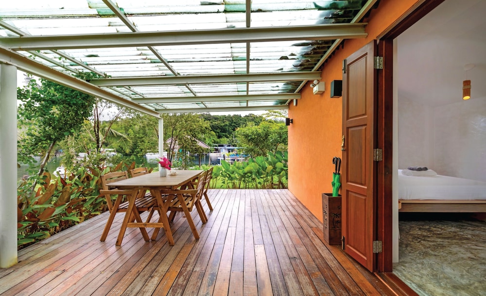 the little white bird traveller hostel koh kood