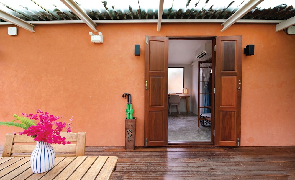 the little white bird traveller hostel koh kood