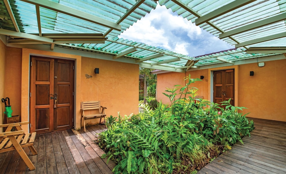 the little white bird traveller hostel koh kood