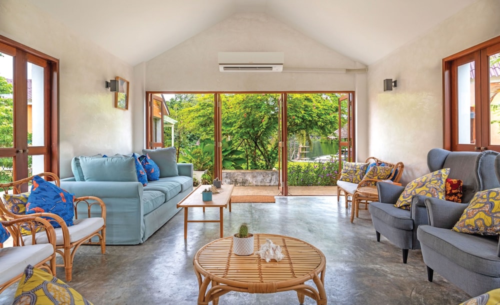 the little white bird traveller hostel koh kood