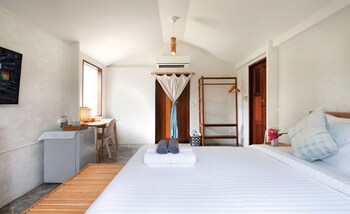 the little white bird traveller hostel koh kood