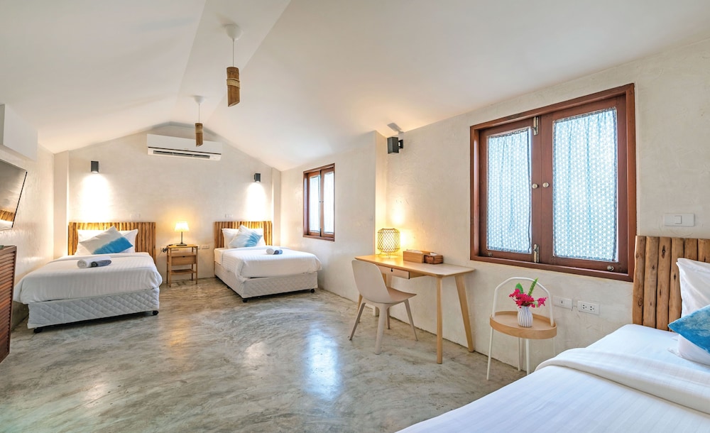the little white bird traveller hostel koh kood