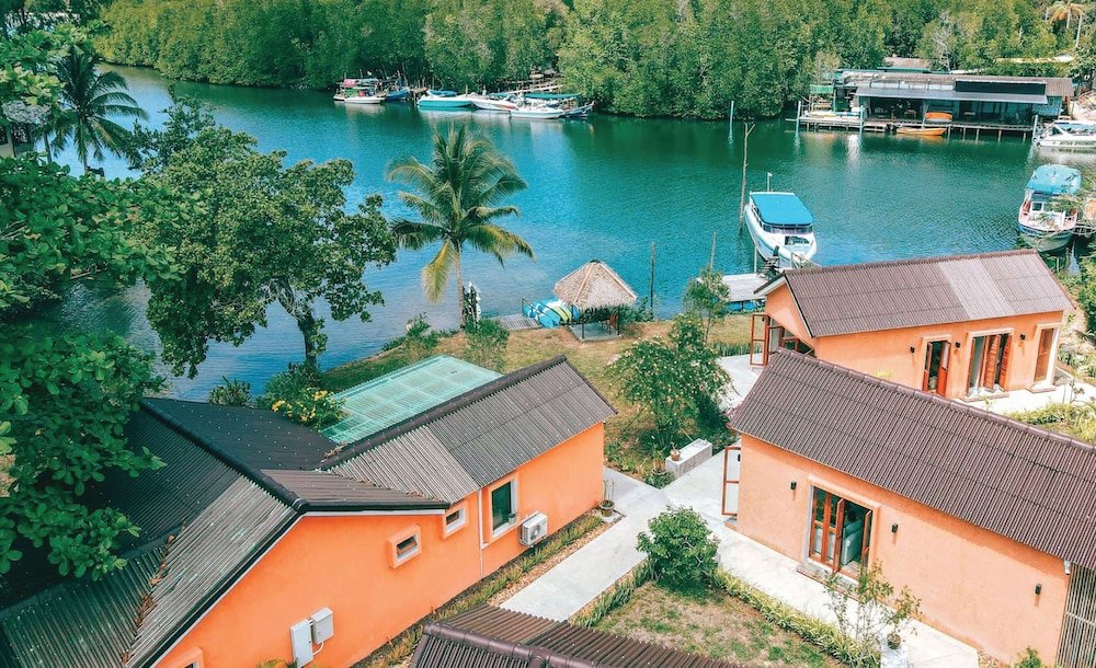 the little white bird traveller hostel koh kood