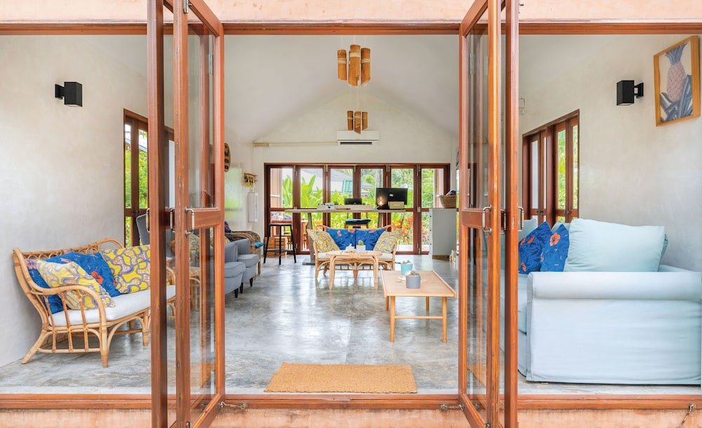 the little white bird traveller hostel koh kood