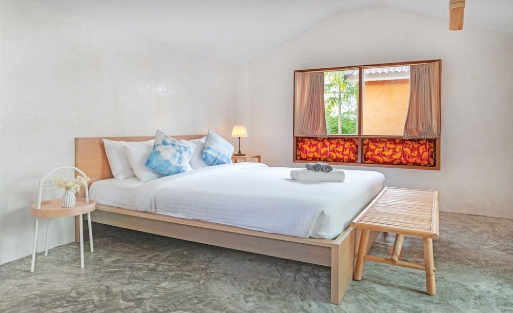 the little white bird traveller hostel koh kood