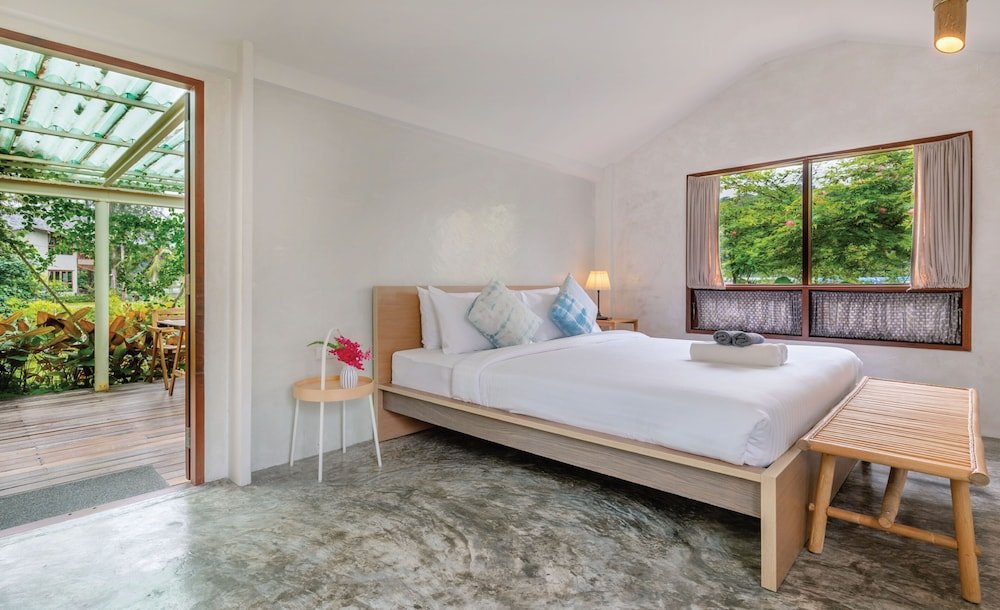 the little white bird traveller hostel koh kood