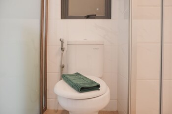 fully furnished with pleasure 2br at sky house bsd apartment