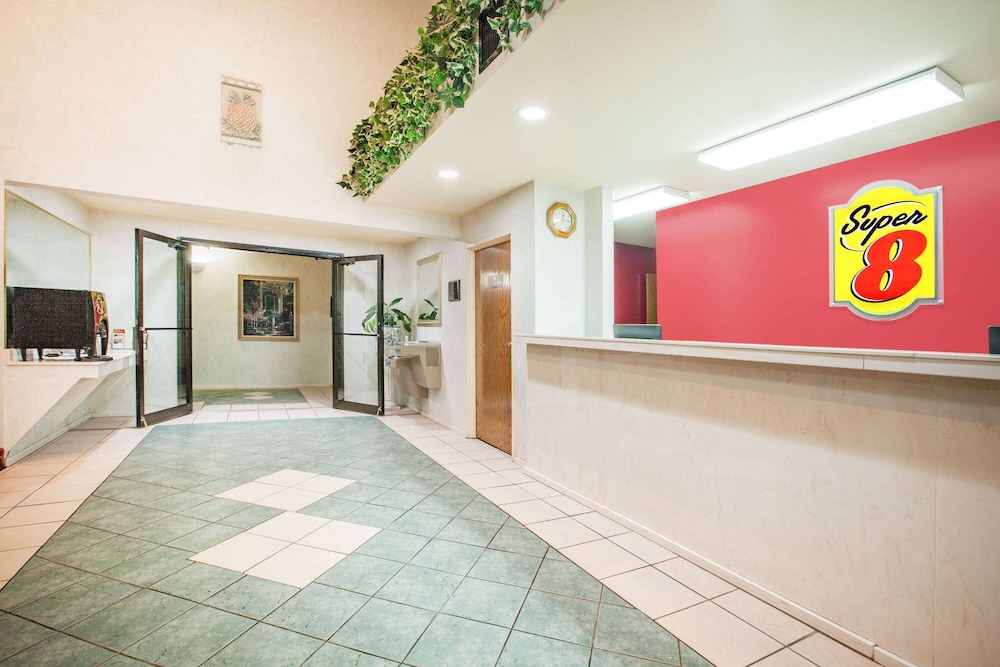 super 8 by wyndham white hall