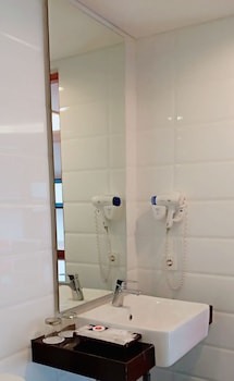 up peak hotel simpang lima semarang powered by archipelago