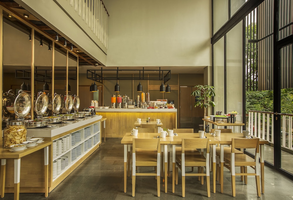 up peak hotel simpang lima semarang powered by archipelago