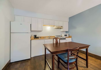 econo lodge inn and suites fulton rockport