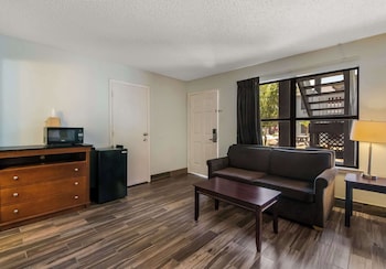 econo lodge inn and suites fulton rockport