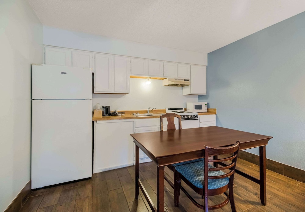 econo lodge inn and suites fulton rockport