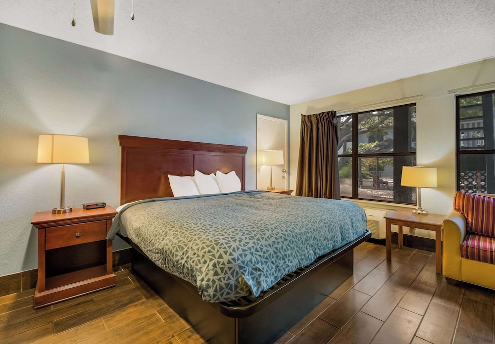 econo lodge inn and suites fulton rockport