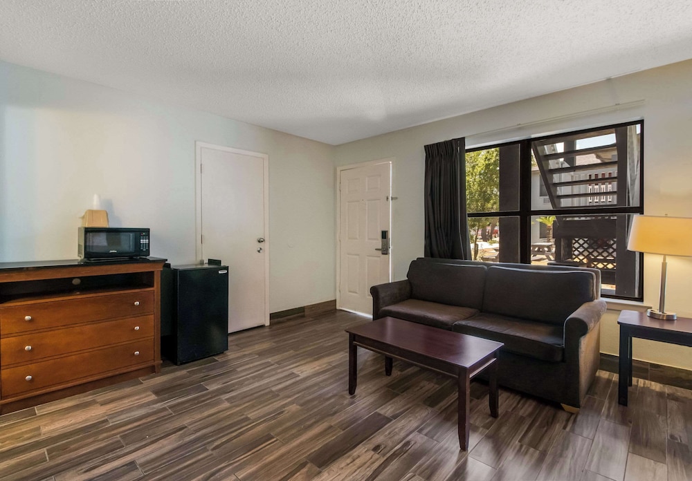 econo lodge inn and suites fulton rockport