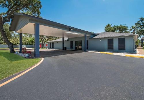 econo lodge inn and suites fulton rockport