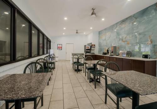 econo lodge inn and suites fulton rockport