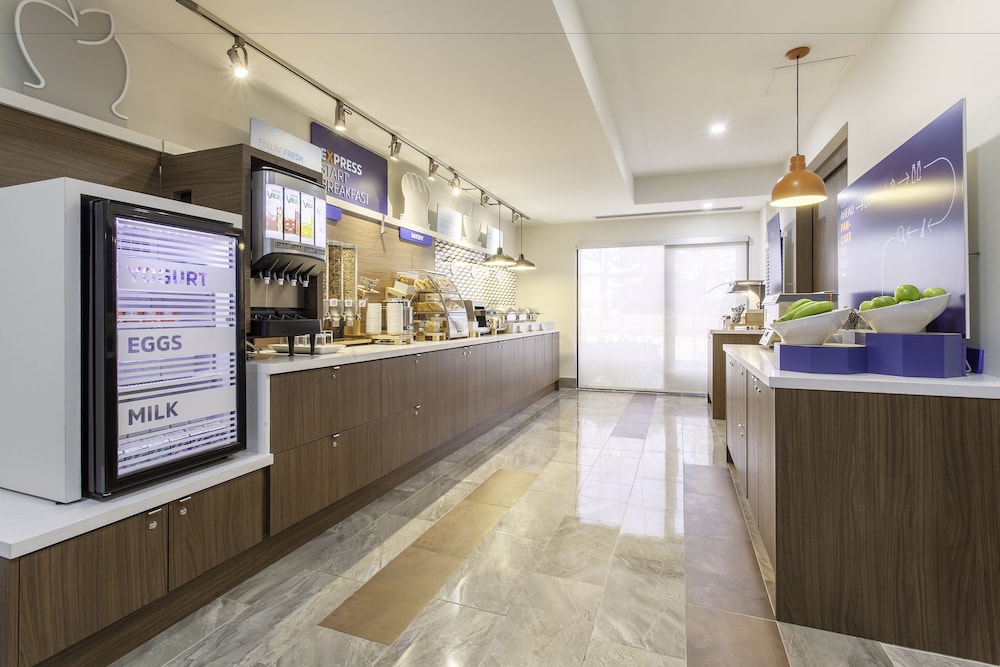 holiday inn express and suites mississauga toronto southwest by ihg