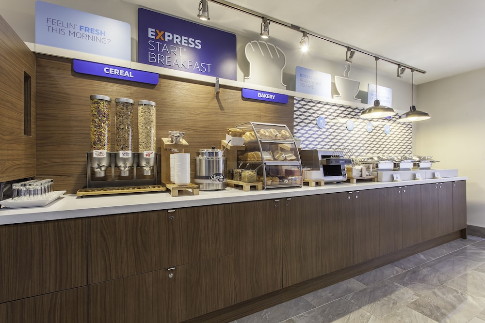holiday inn express and suites mississauga toronto southwest by ihg