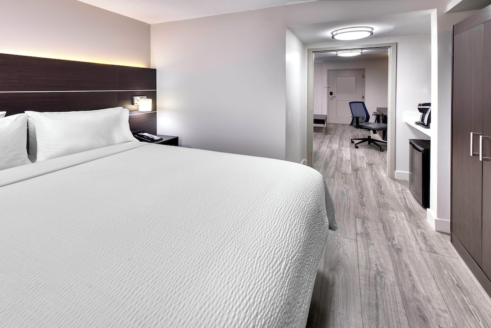 holiday inn express and suites mississauga toronto southwest by ihg