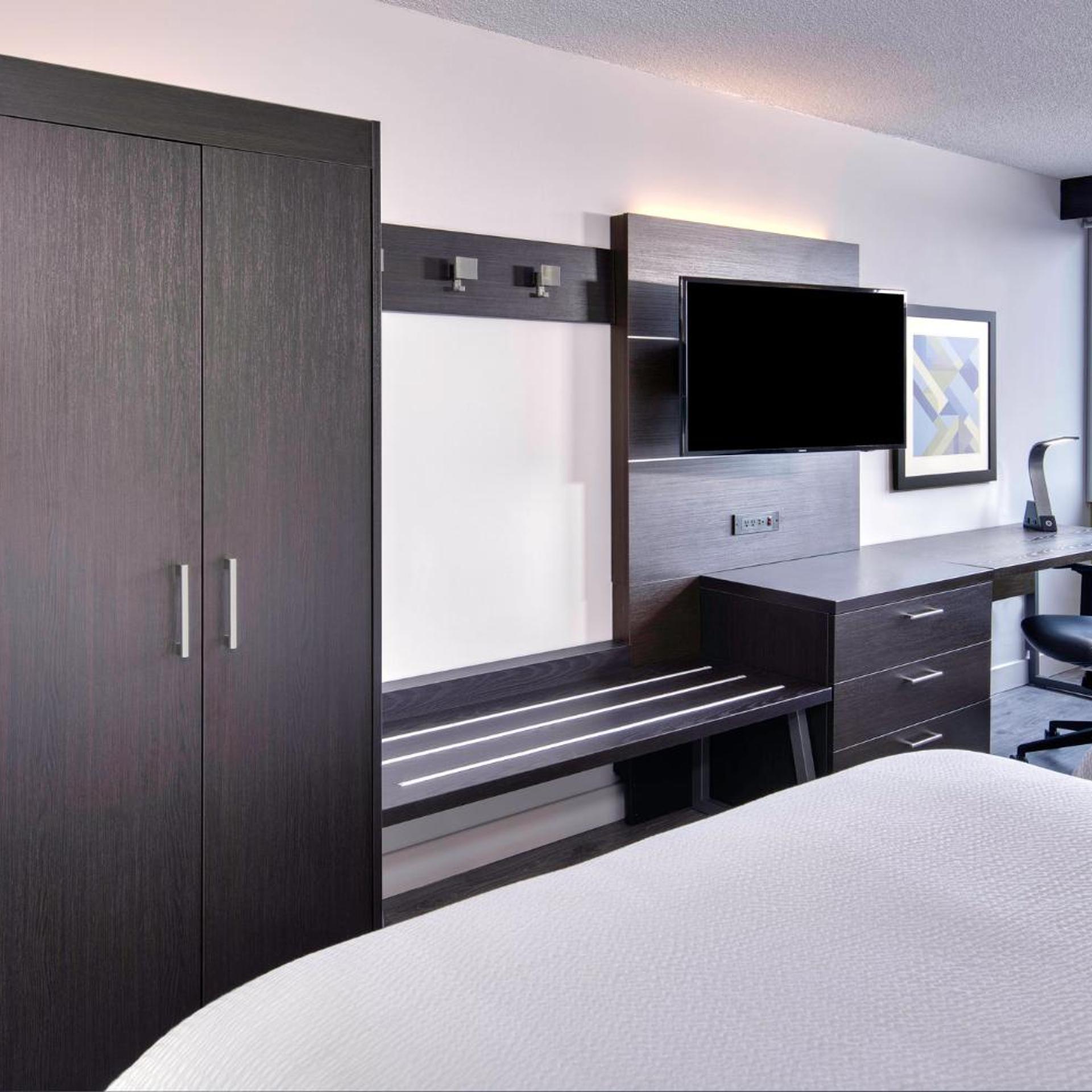 holiday inn express and suites mississauga toronto southwest by ihg