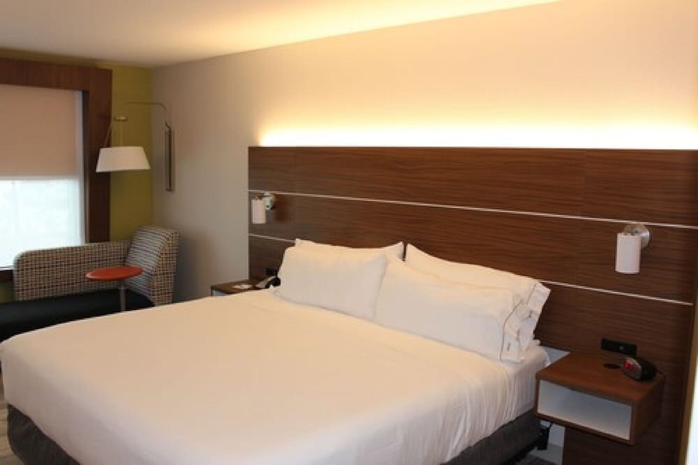 holiday inn express and suites mississauga toronto southwest by ihg