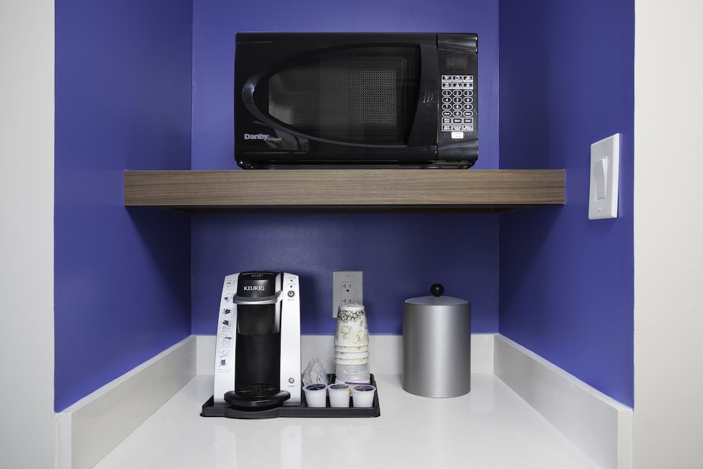 holiday inn express and suites mississauga toronto southwest by ihg