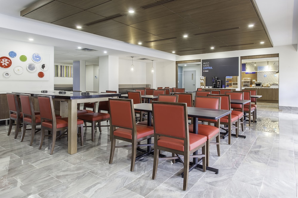 holiday inn express and suites mississauga toronto southwest by ihg
