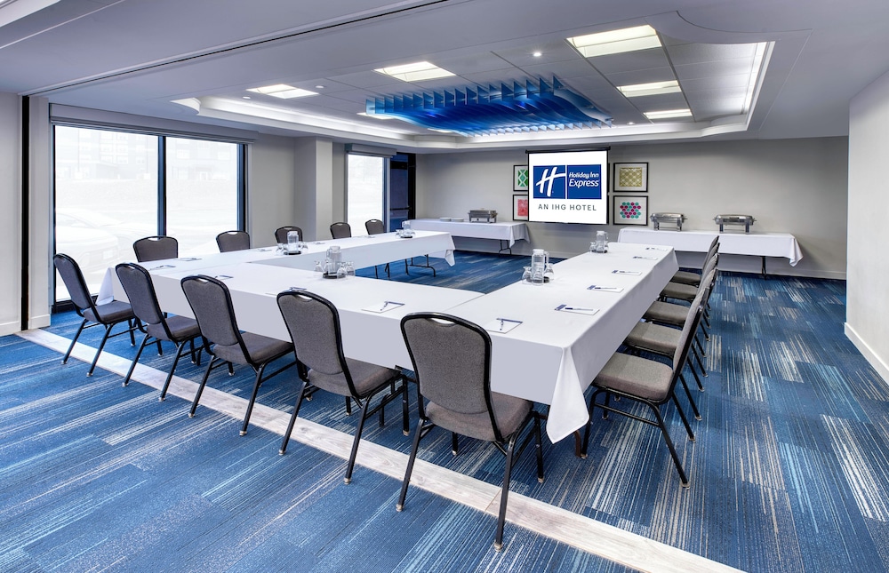 holiday inn express and suites mississauga toronto southwest by ihg