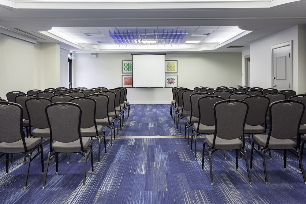 holiday inn express and suites mississauga toronto southwest by ihg