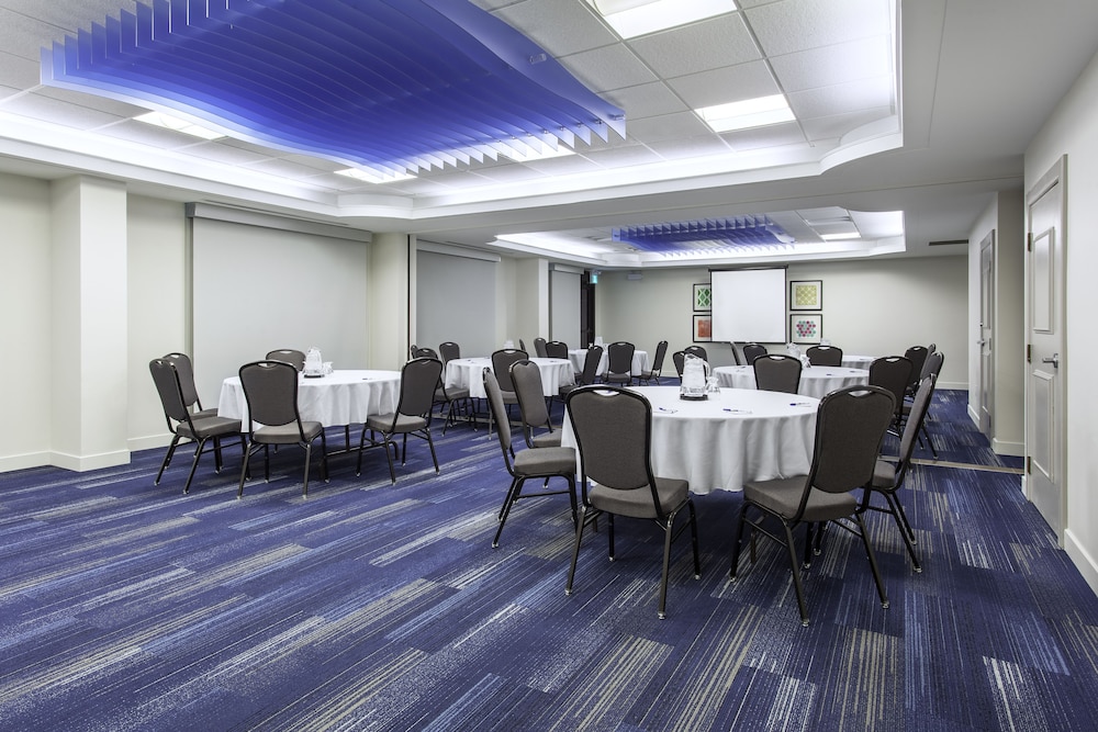 holiday inn express and suites mississauga toronto southwest by ihg