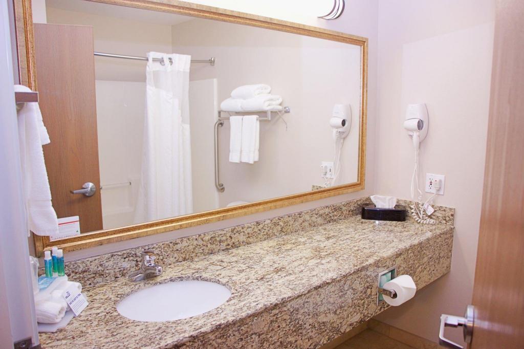 holiday inn express and suites fort pierre by ihg