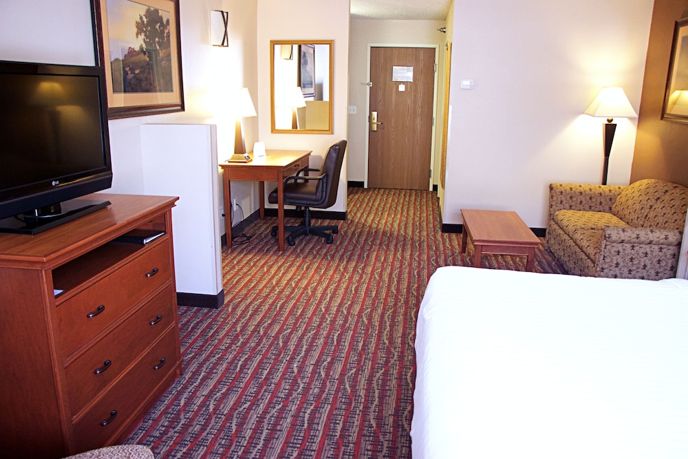 holiday inn express and suites fort pierre by ihg