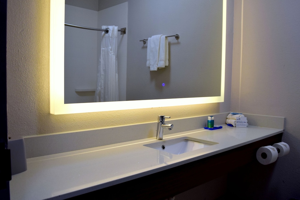 holiday inn express and suites batesville by ihg