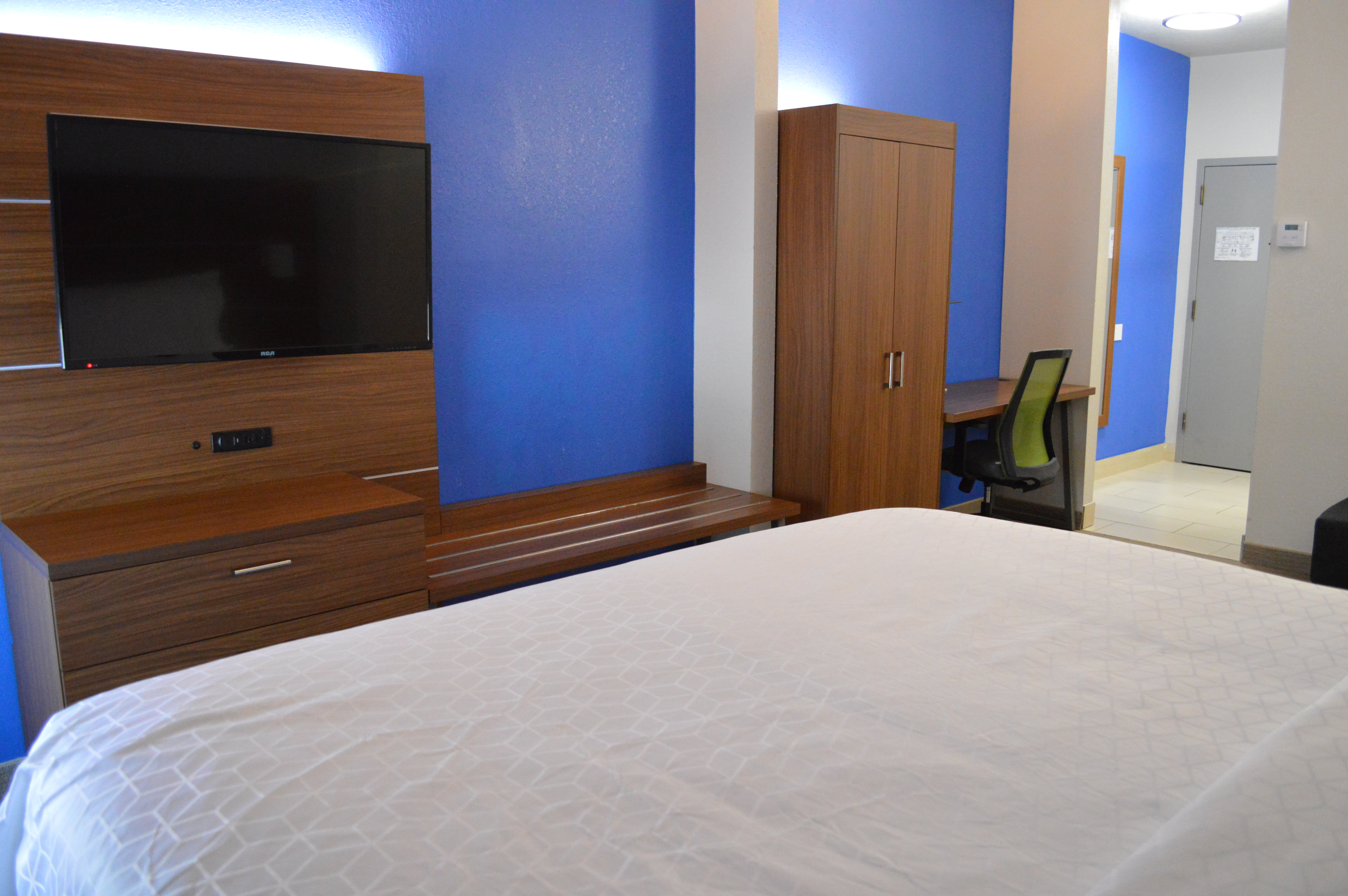 holiday inn express and suites batesville by ihg