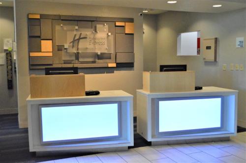 holiday inn express and suites batesville by ihg