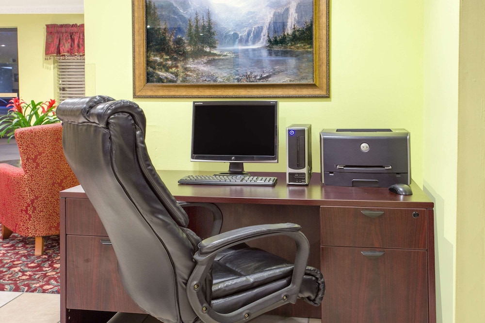 days inn by wyndham lake village