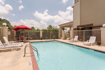 super 8 by wyndham duson lafayette west area