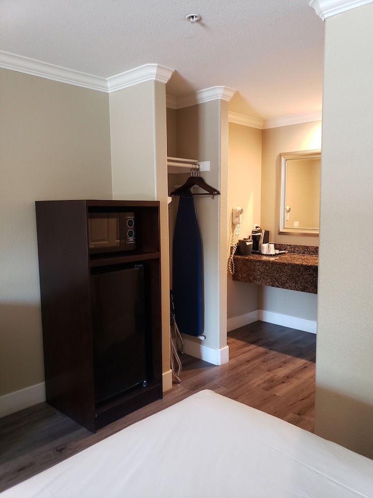 fairview inn and suites
