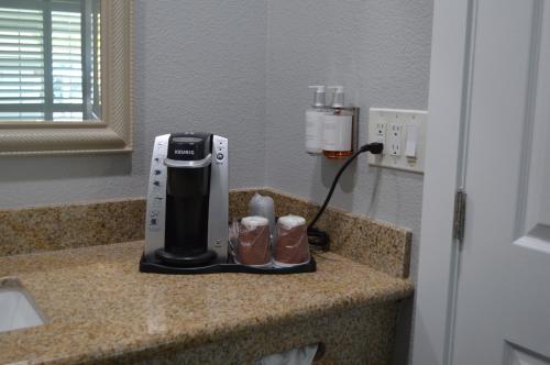 Fairview Inn And Suites,Near Pezzi King Winery,2 star