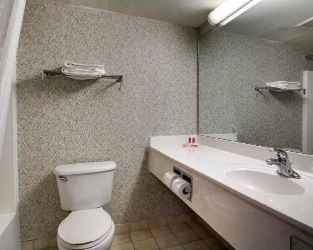 econo lodge and suites