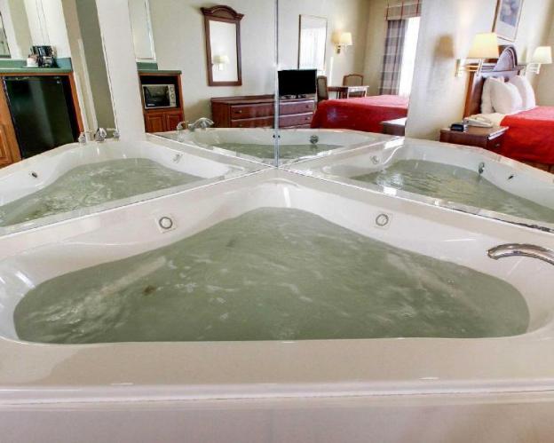 econo lodge and suites