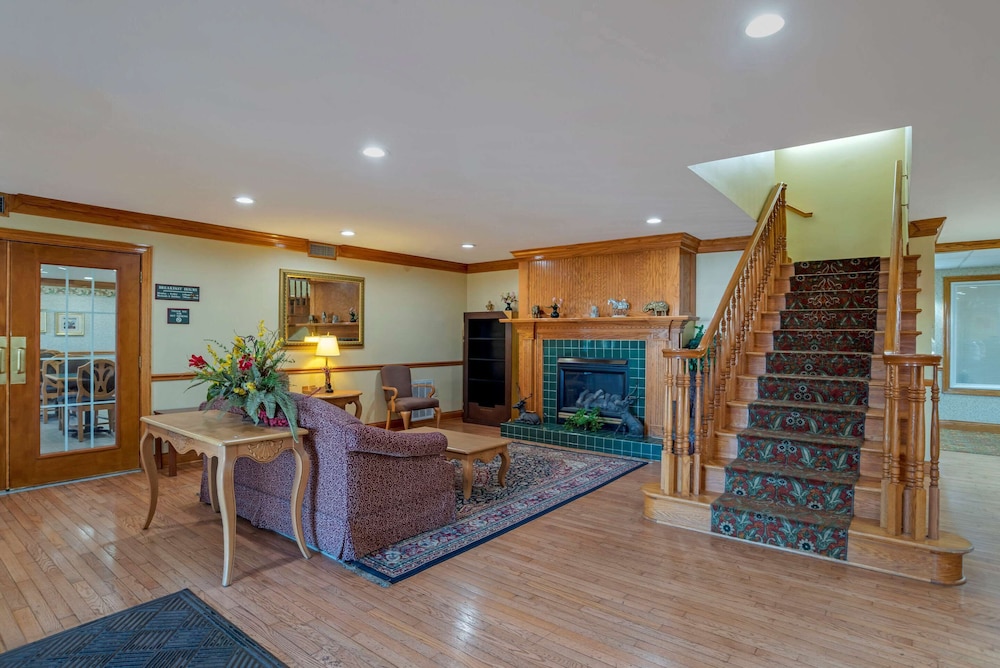 econo lodge and suites