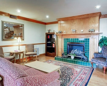 econo lodge and suites