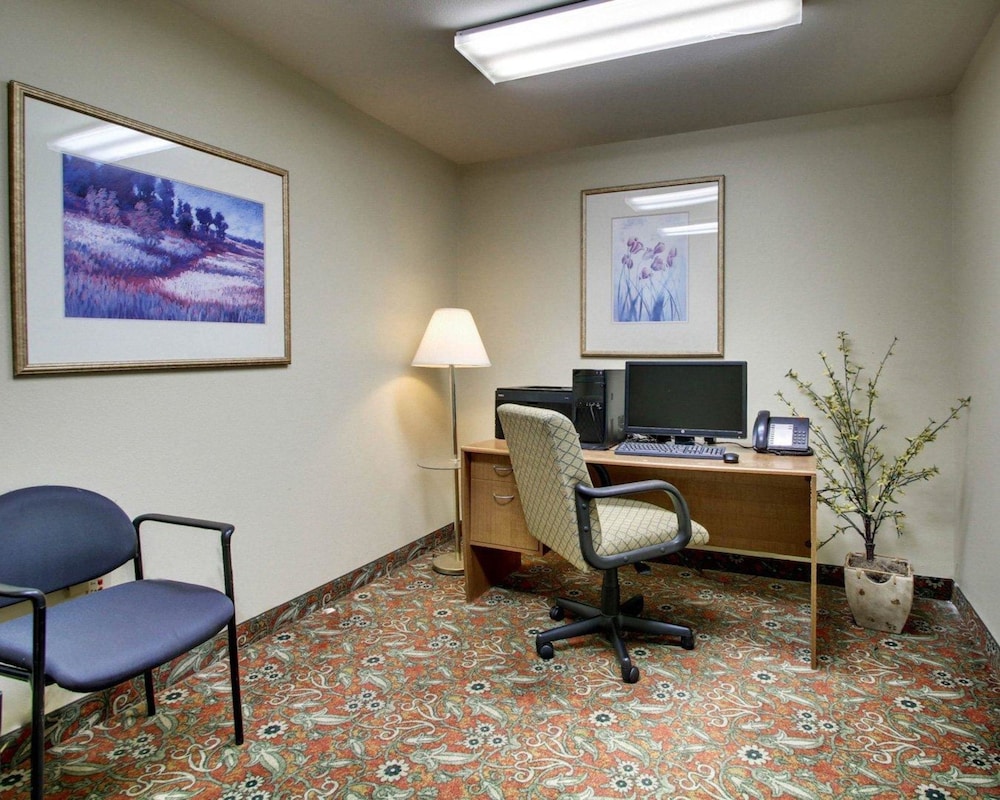 econo lodge and suites