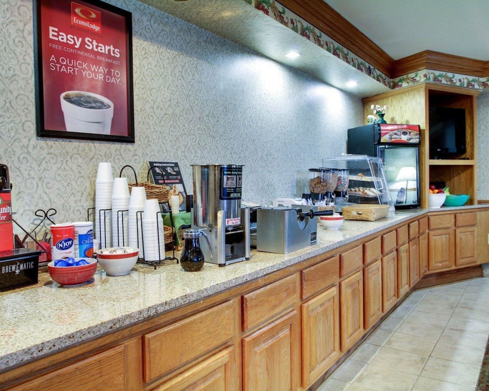 econo lodge and suites