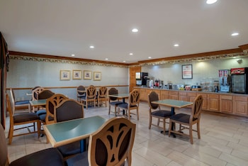 econo lodge and suites